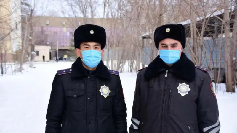 Пытавшуюся прыгнуть с балкона женщину спасли полицейские Караганды