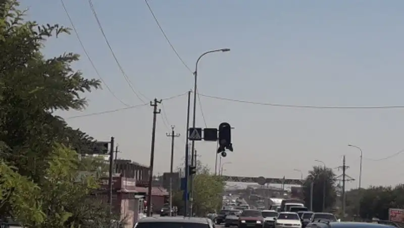 В поломке светофора в Сарыагаше виновата не жара, а грузовик