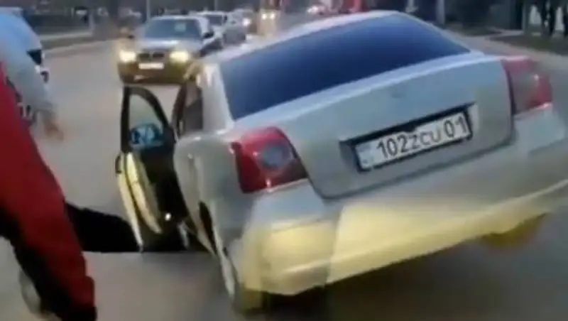 Автомобиль провалился в дыру на проезжей части в Нур-Султане