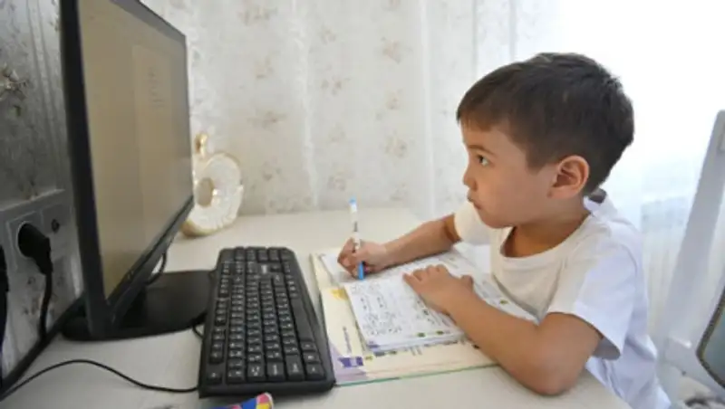 Детям из малообеспеченных семей Жамбылской области выдали компьютеры для онлайн-обучения