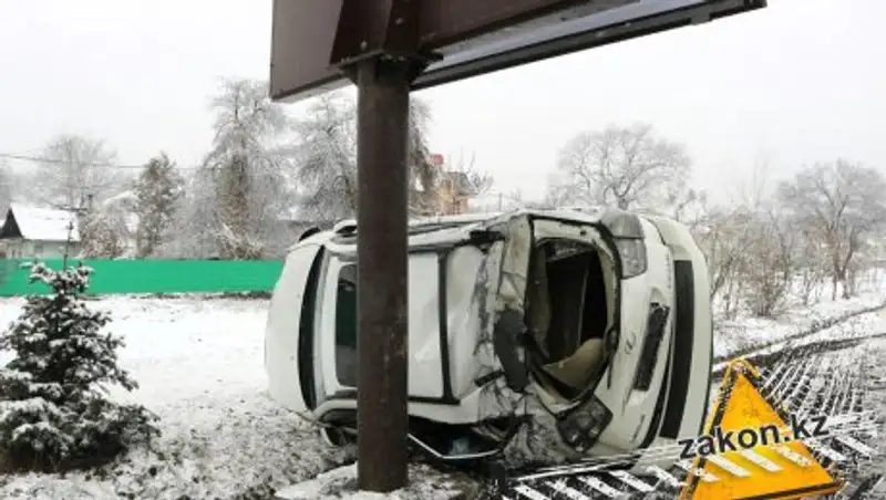 Lexus RX 350 перевернулся на бок на восточной объездной в Алматы