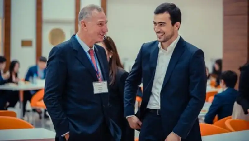 В бизнесе вопросы решаются быстрее при хороших связях