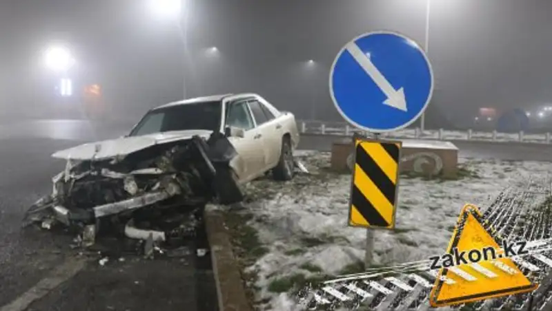 В Алматы водитель из-за тумана не заметил развязку и попал в ДТП