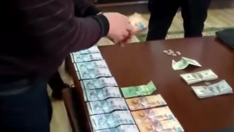 18 тыс. долларов: начальника ж/д станции подозревают в получении взяток