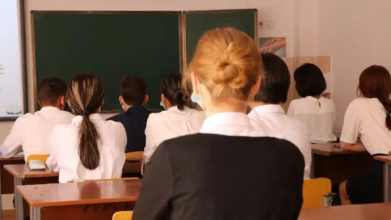 Куратора колледжа в Жезказгане подозревают в поборах