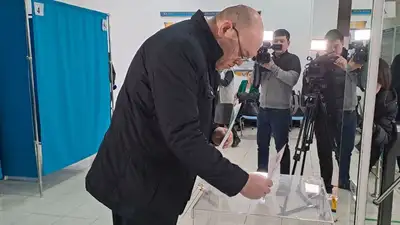 Лидер ОСДП Асхат Рахимжанов проголосовал на выборах , фото - Новости Zakon.kz от 19.03.2023 09:36