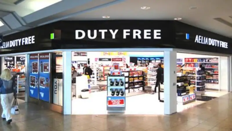 Конфеты и туалетная вода: таможенники отоварились в Duty Free за свой счет