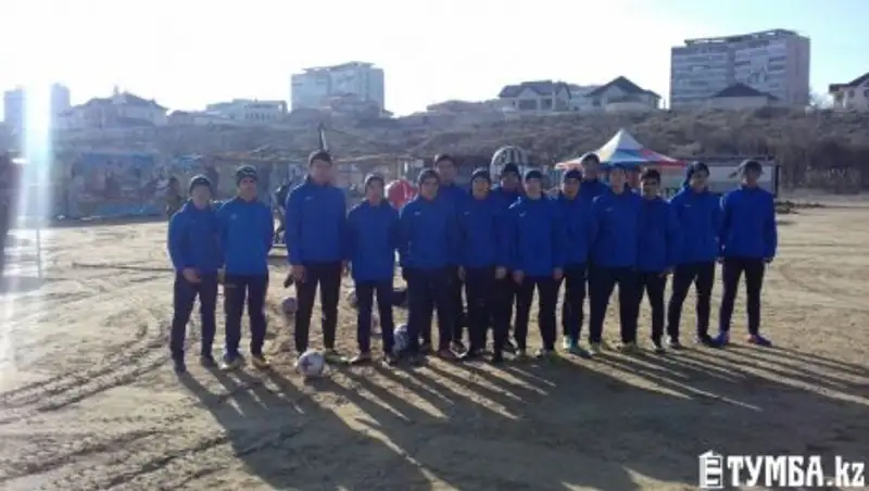 Жители Актау требуют закрыть зоопарк на футбольном поле