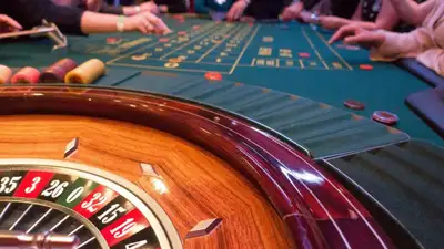 Госслужащим, силовикам и военнослужащим ограничат посещение игорных заведений, фото - Новости Zakon.kz от 15.08.2023 13:59