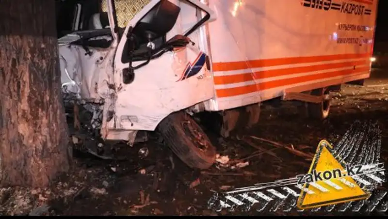 В Алматы грузовик протаранил два дерева