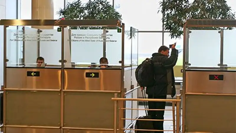 Россиянин два года колесил по миру с женским загранпаспортом