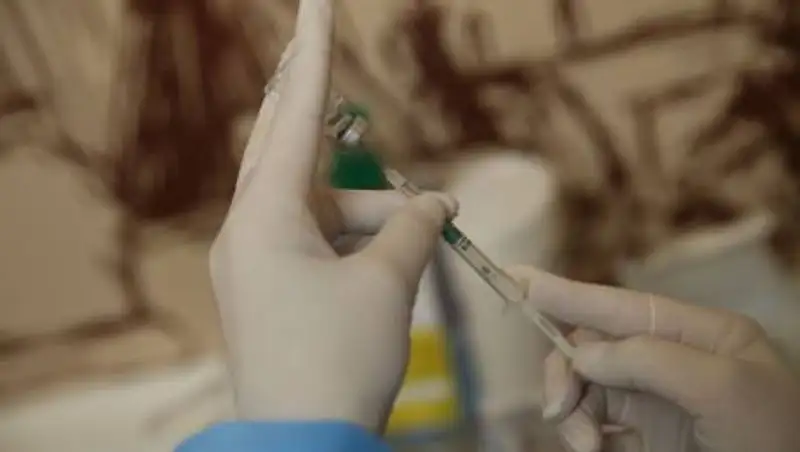 Всеобщую вакцинацию признали ошибкой в Израиле - очередной фейк гуляет в Сети