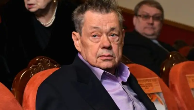 Актёр Николай Караченцов попал в больницу после падения в своей квартире