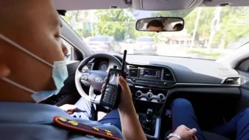 Пассажирский автобус столкнулся с трактором на трассе в Карагандинской области