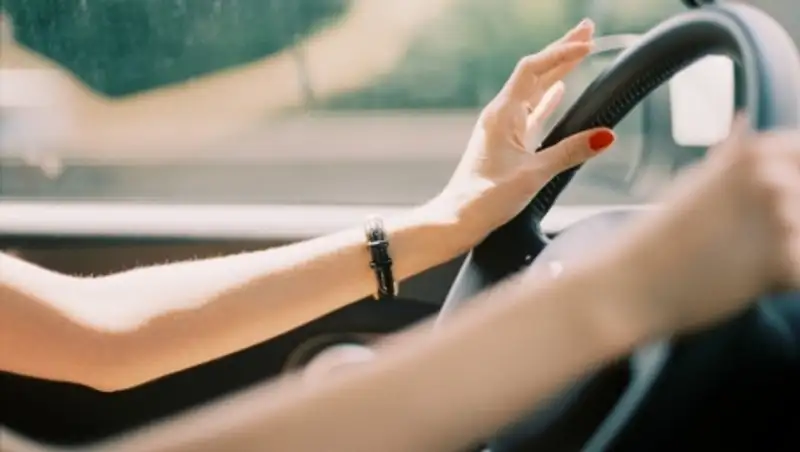 В Актау молодая женщина угнала и разбила автомашину своего многодетного любовника