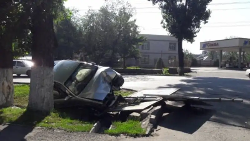 В Алматы Toyota снесла информационный щит