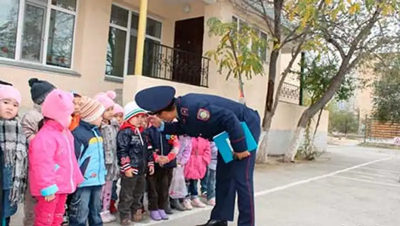 Алматинские дорожные полицейские обучают дошколят правилам дорожного движения