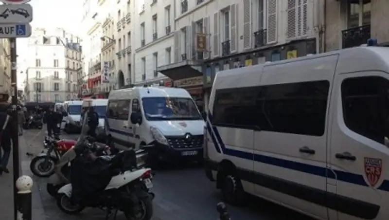 В Париже полиция начала разгонять протестующих, применяя спецсредства