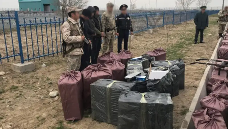 На "Хоргосе" задержали трех казахстанцев, пытавшихся провезти контрабандную партию сигарет