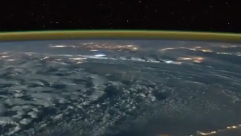 Астронавт снял видео молний с борта МКС