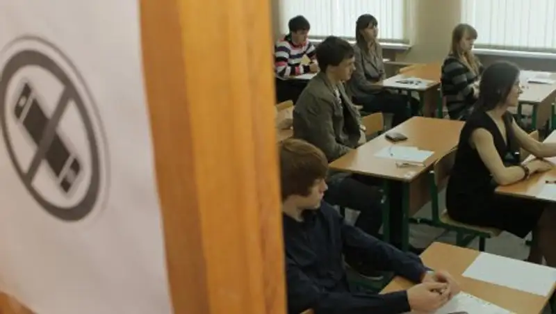 Запретить смартфоны в школах предлагают в Кыргызстане