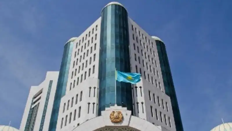 Парламент принял поправки в конституционные законы РК