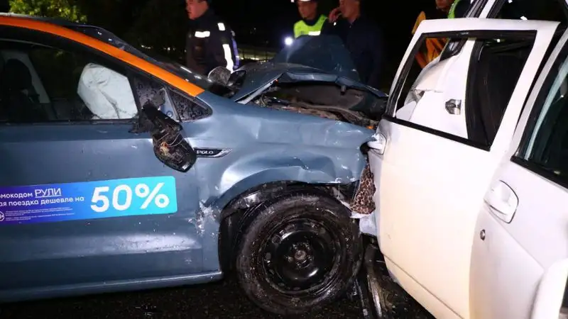 Водитель кашэринга устроил аварию в Алматы, фото - Новости Zakon.kz от 22.09.2023 01:24