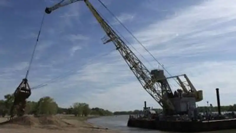В Павлодаре баржами по Иртышу завозят песок на городской пляж