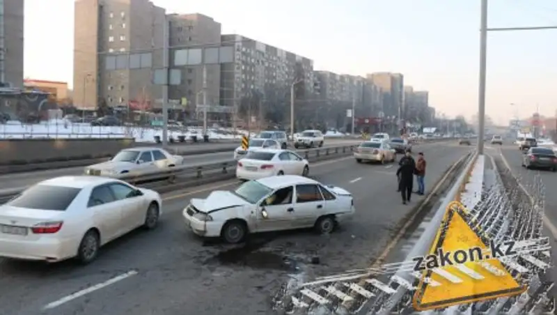 Автомобиль перевернулся на крышу в результате ДТП в Алматы