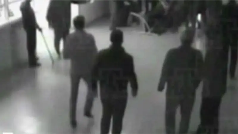 В Тюмени толпа устроила жестокий самосуд над возможным убийцей официанта