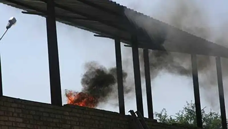 В следственном изоляторе Алматы эвакуировали заключенных из-за пожара - учения