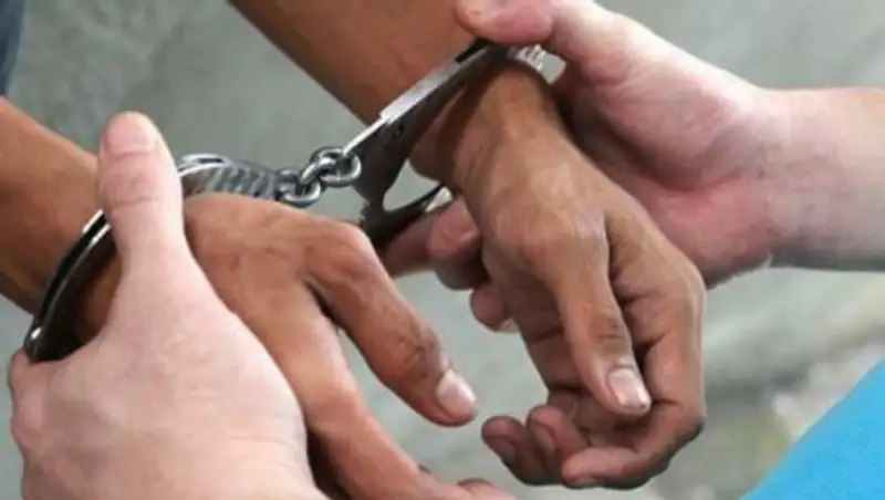 Двое мужчин в медицинских масках ограбили ломбард