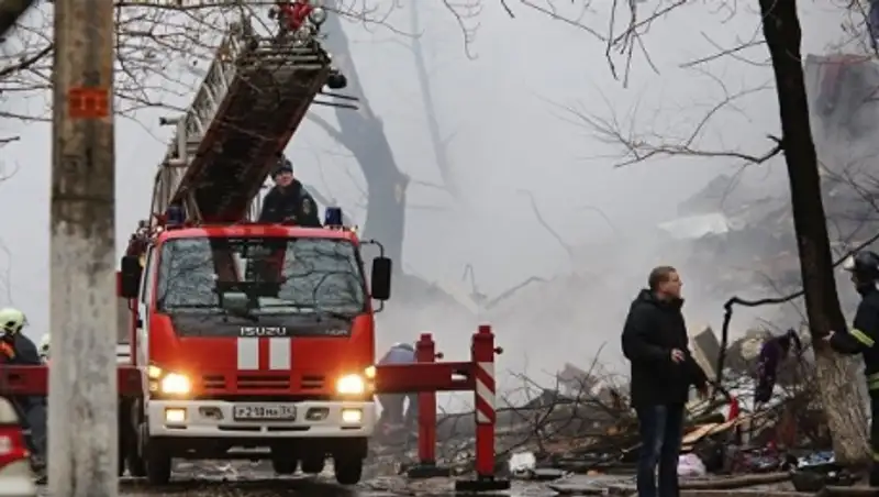 Спасатели обследуют уцелевшие после взрыва подъезды дома в Волгограде