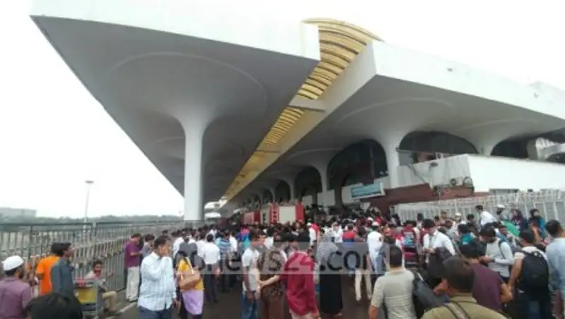 В Дакке из-за пожара эвакуируют аэропорт