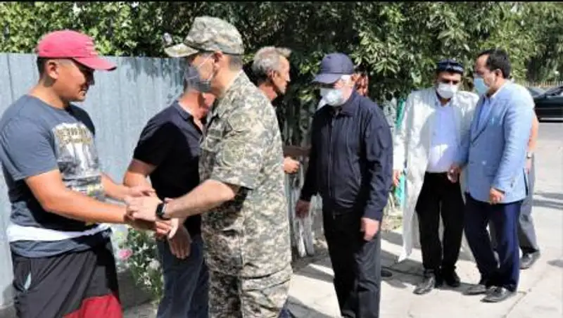 Министр Ермекбаев и аким Сапарбаев навестили семьи погибших в Жамбылской области