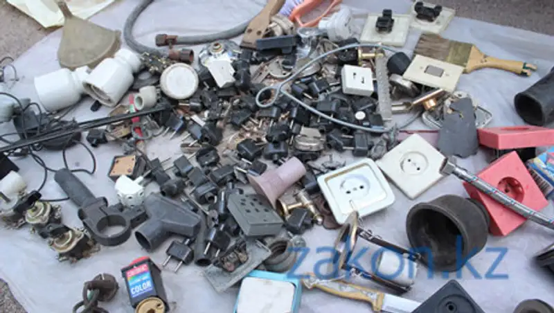 Стихийный рынок в алматинском Тастаке создает заторы на проезжей части