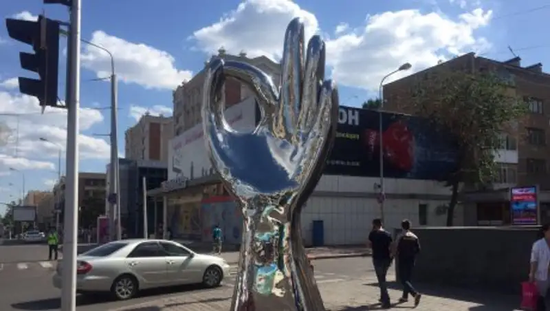 Огромный хромированный "Окей" появился в Астане