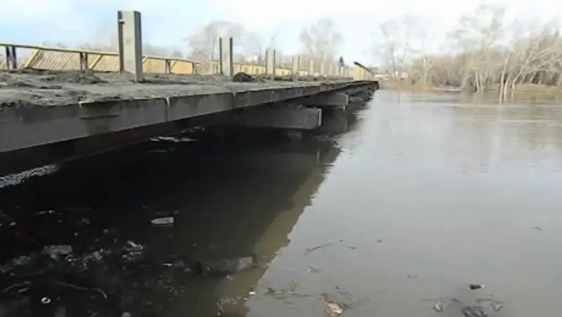 Мост подтоплен паводковыми водами в СКО
