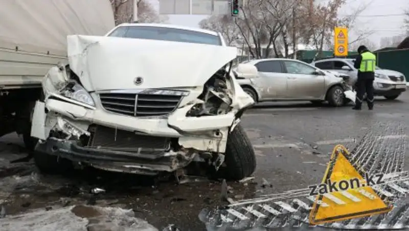 Выехавший на красный водитель спровоцировал ДТП в Алматы