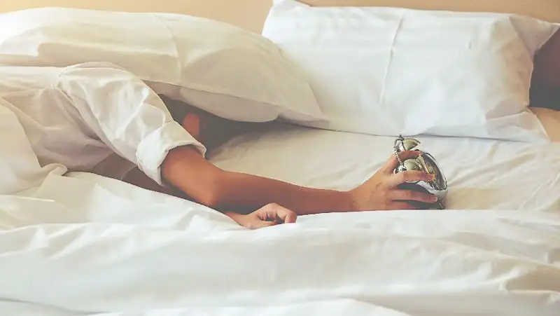 Почему нельзя заряжать телефон под подушкой?