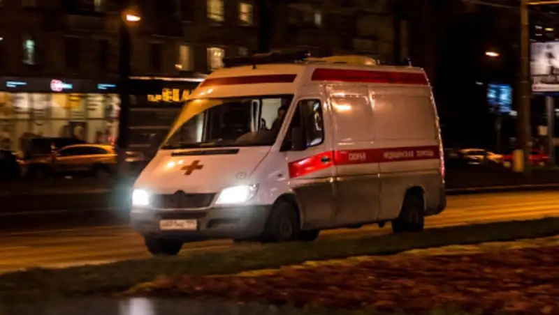 На мужчину обрушилась обшивка здания вокзала "Алматы-2"