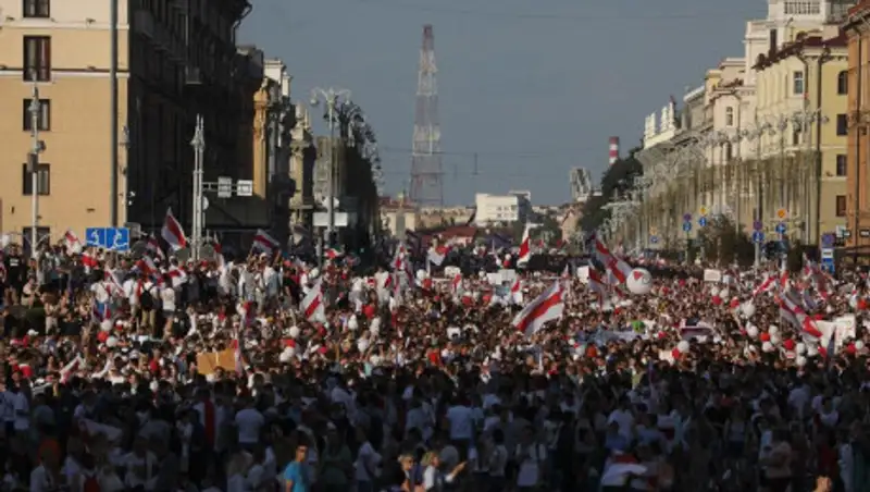 Акция оппозиции в Минске собрала десятки тысяч людей
