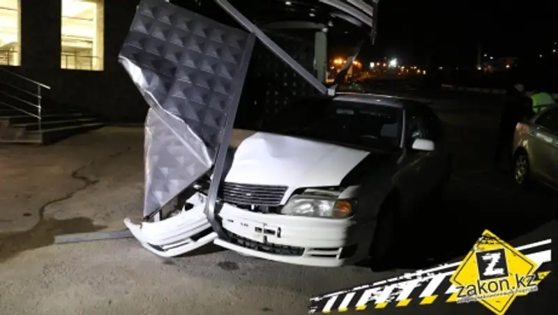 На Медео водитель Nissan Maxima врезался в автобусную остановку