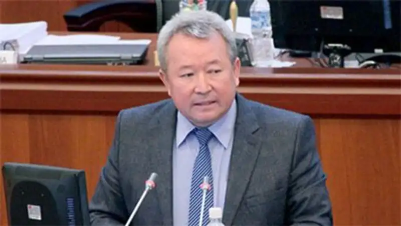 Министр образования Киргизии получил «тройку» за диктант