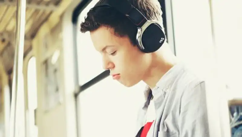 Наушники лишают слуха быстрее работы на стройке