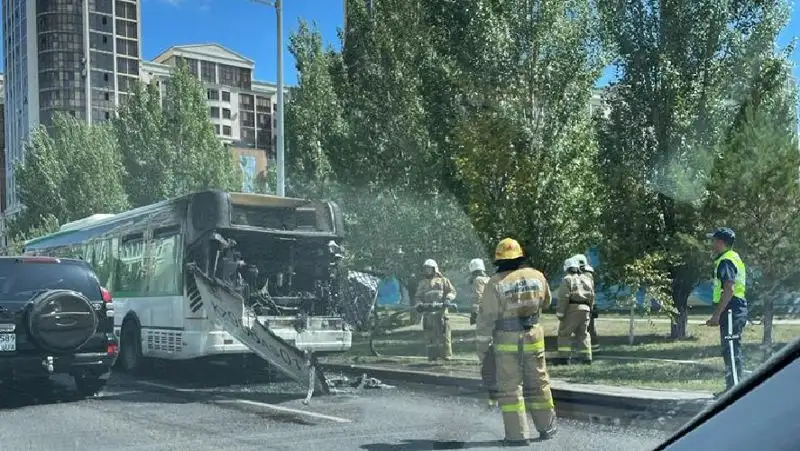 в Нур-Султане загорелся автобус, фото - Новости Zakon.kz от 27.07.2022 16:14