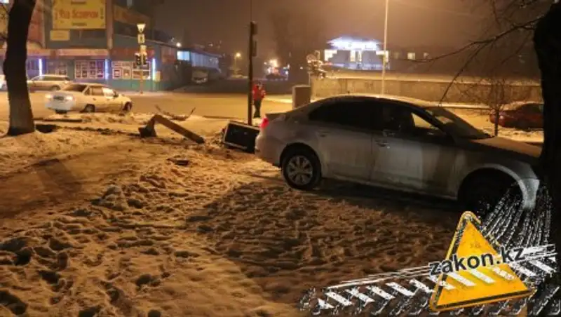 В Алматы Volkswagen на полном ходу протаранил Daewoo