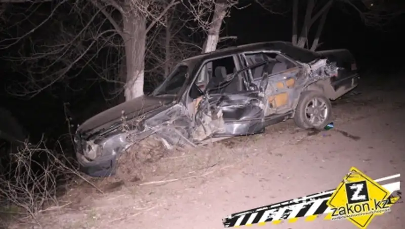 Mercedes, избегая столкновения с КамАЗом, врезался в дерево и повис над обрывом