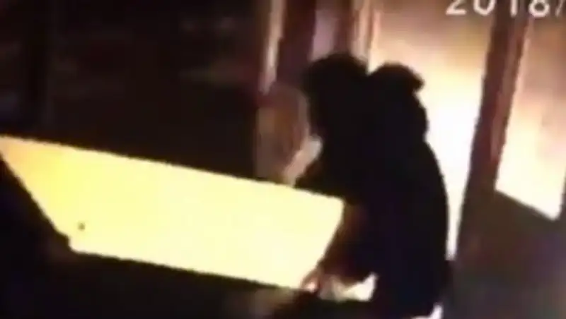 Кража платежного терминала из магазина в Актау попала на видео