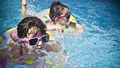 жаркие дни, дети в бассейне, фото - Новости Zakon.kz от 18.08.2023 18:23